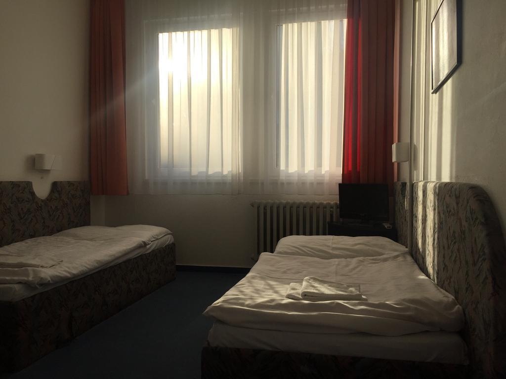 Hotel U Tri Lvu Ческе-Будеёвице Экстерьер фото